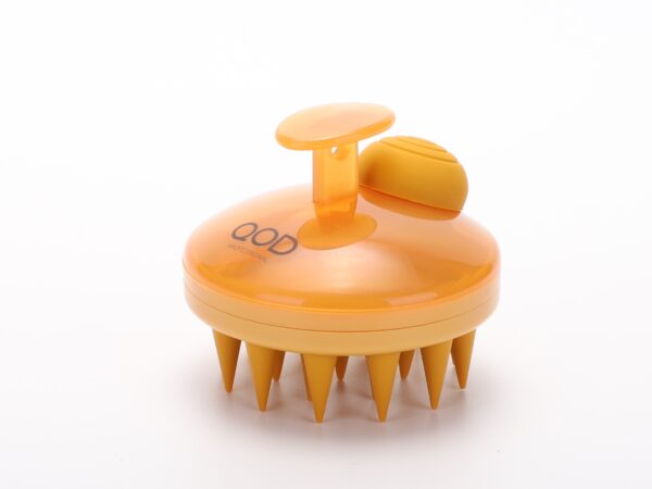 Scalp brush with shampooÃƒâ€šÃ‚Â dispenser